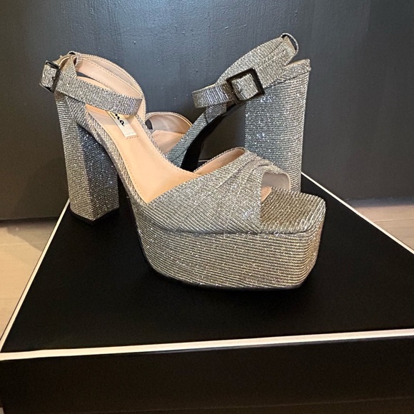 Platform Sparkle Metallic heel by Nina shoes. - Picture 1 of 5